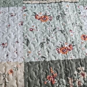 Elegant Floral Patchwork Quilt in Green and Cream
